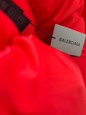 C-shape red puffed jacket